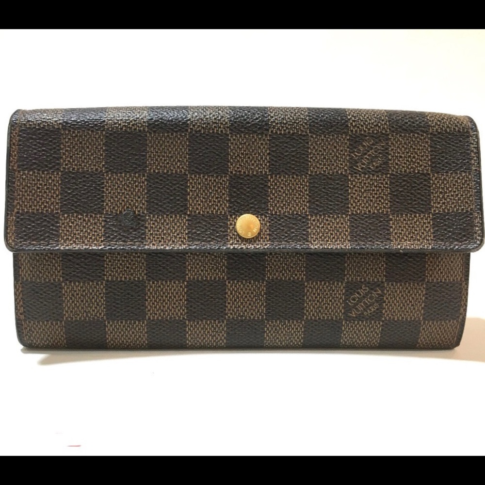 *Vintage Louis Vuitton wallet* 🖤🌸